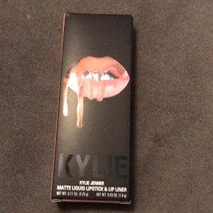 Kylie Jenner lipstick and lip liner Kiki K
